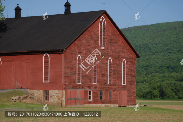 春天的紅色銀行谷倉