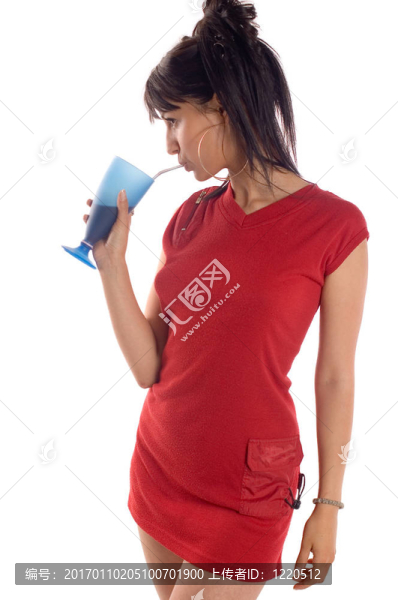 女孩喝果汁