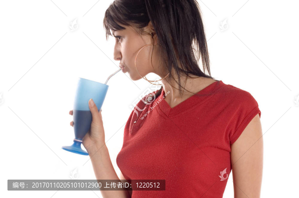 女孩喝果汁