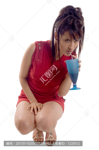 女孩喝果汁