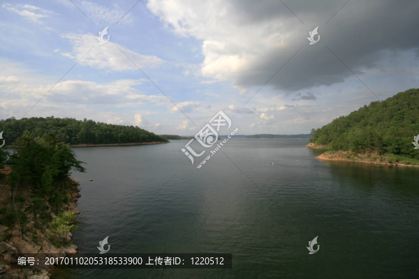 破碎的弓湖上空的烏云