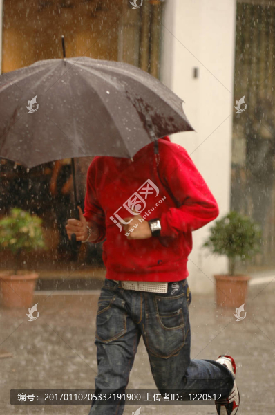 雨中奔跑的人。