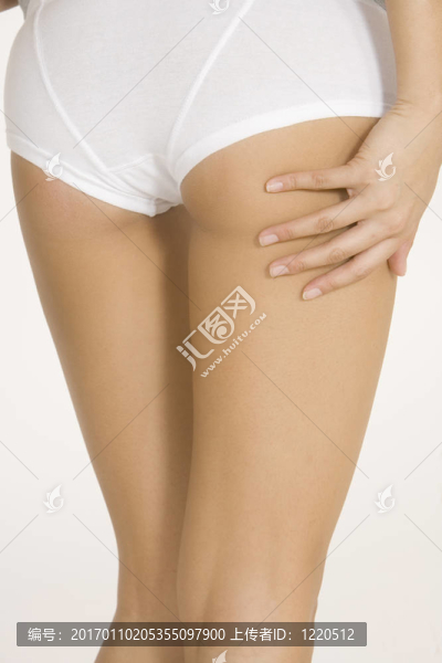 年輕白人女性的腿