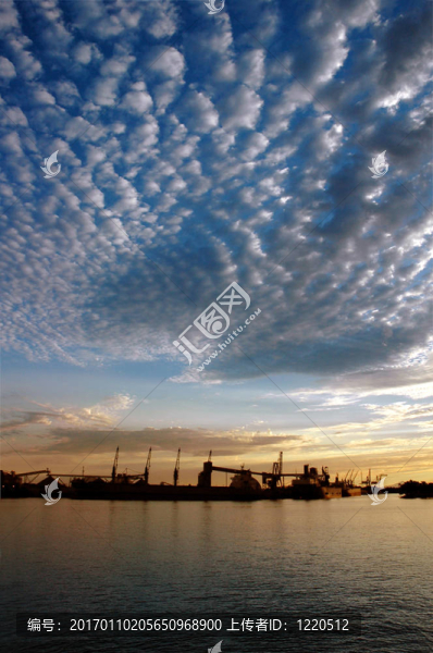 日落的海港和天空
