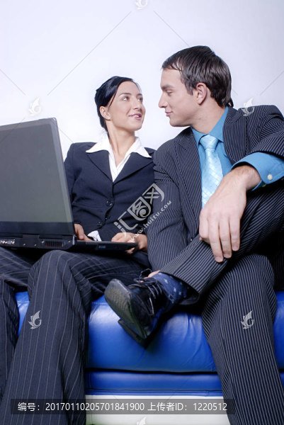年輕的企業(yè)家夫婦