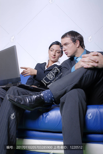 年輕的企業(yè)家夫婦