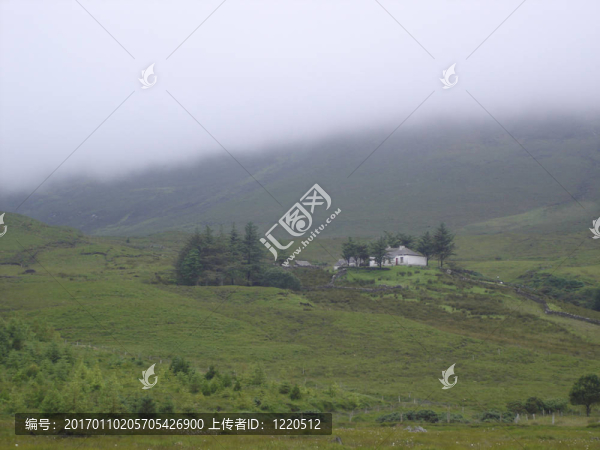 在一個(gè)有霧的山腰偏遠(yuǎn)山寨-匯圖網(wǎng) www.fosd68.com 在一個(gè)有霧的山腰偏遠(yuǎn)山寨