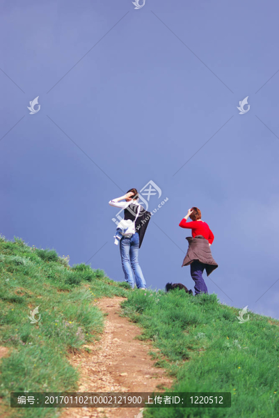 小道上的游客