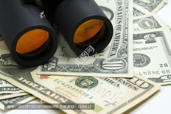 雙筒望遠(yuǎn)鏡和錢-匯圖網(wǎng) www.fosd68.com 雙筒望遠(yuǎn)鏡和錢