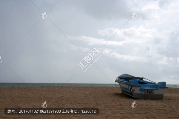 熱帶海灘與棕櫚樹和船