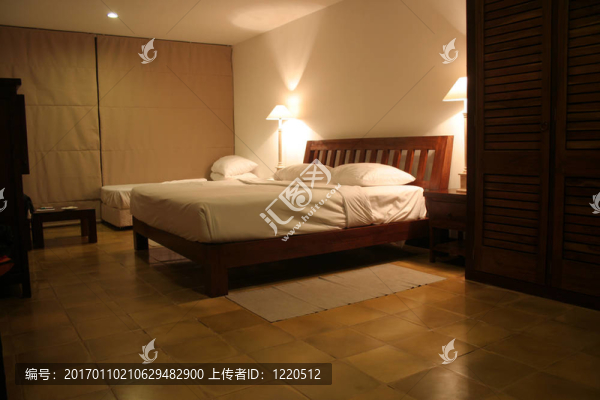 酒店房間內(nèi)床