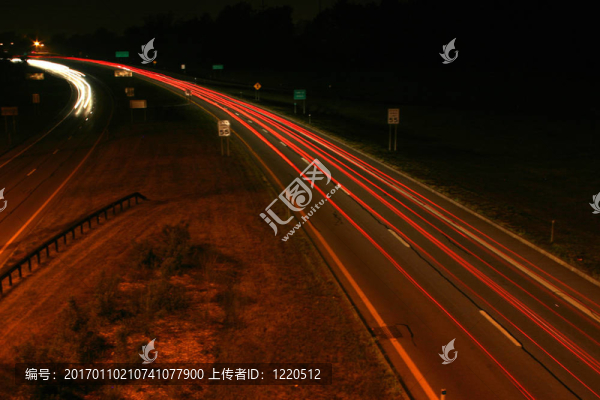 高速公路上行駛的汽車
