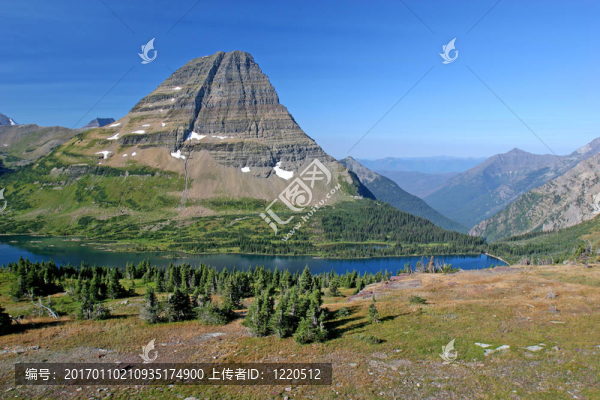 山上的湖