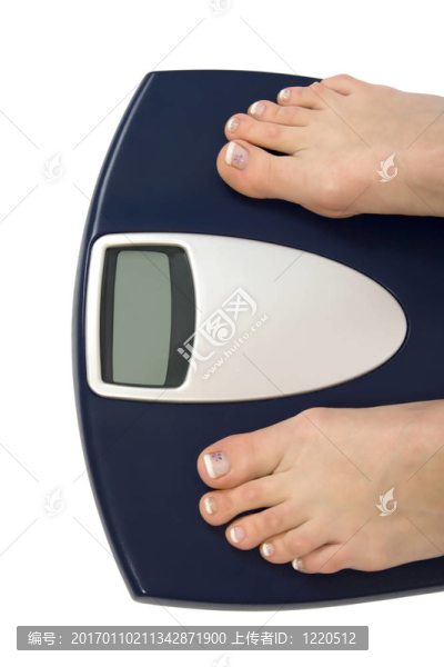 站在浴室尺度上的女性腳