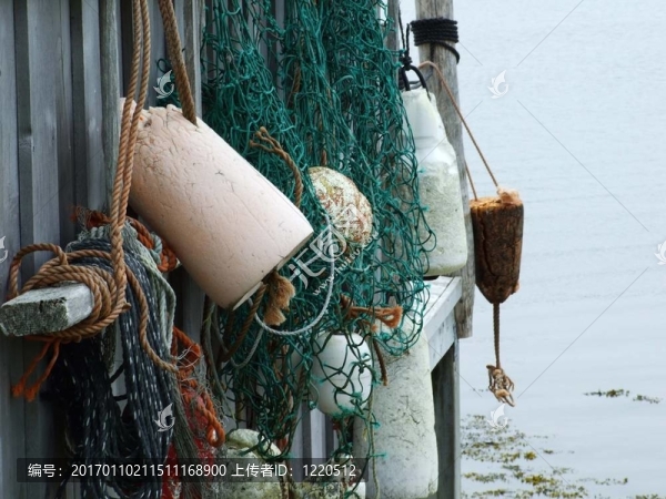 浮標(biāo)掛在魚的小屋