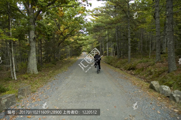 在馬車道上騎自行車