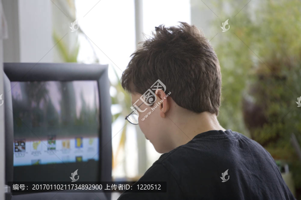 中學(xué)生使用電腦
