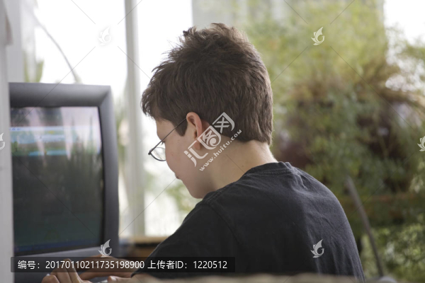 中學(xué)生使用電腦