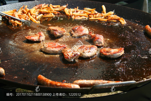 烤的食物。肉；馬鈴薯；香腸。