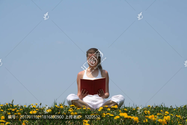 讀一本書的女人