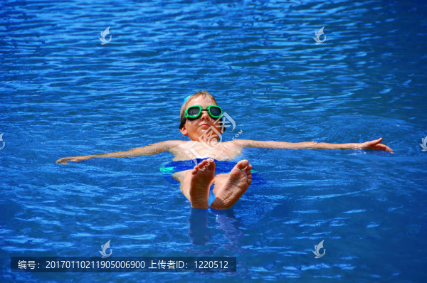 漂浮在他的上的男孩