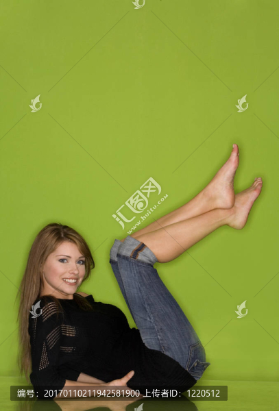 漂亮的女人在黑色