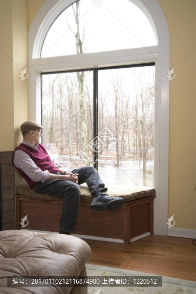 客廳里的人看著洪水