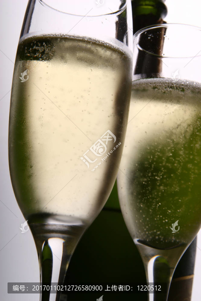 兩香檳酒杯和瓶子
