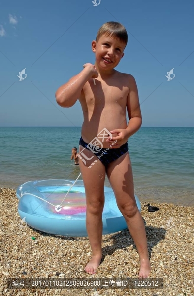 小男孩拉充氣船