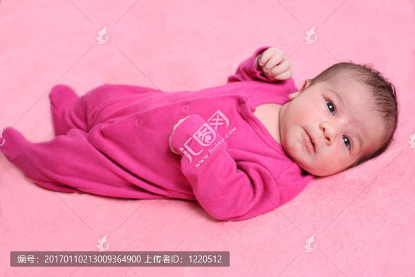 剛出生的女嬰