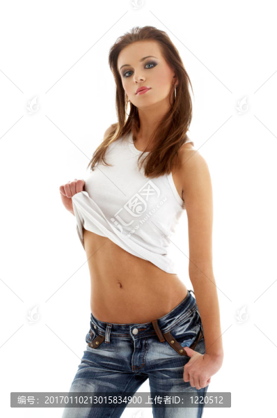 可愛的女孩穿著藍(lán)色牛仔褲和白色襯衫