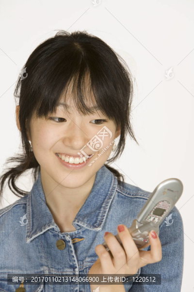 手機上的少女