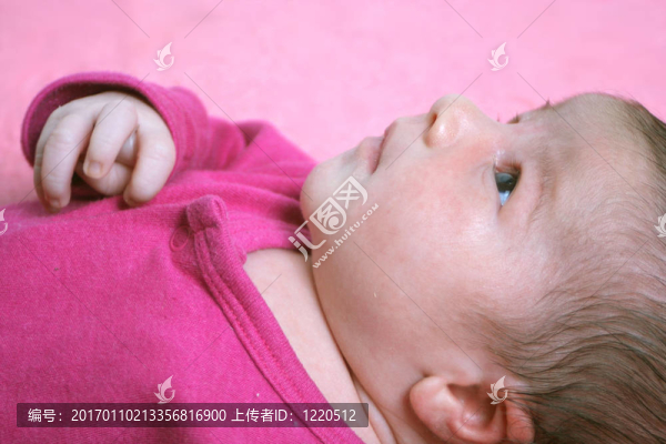剛出生的女嬰