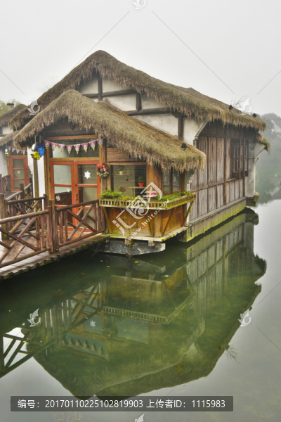 旅游景區(qū)茅草屋