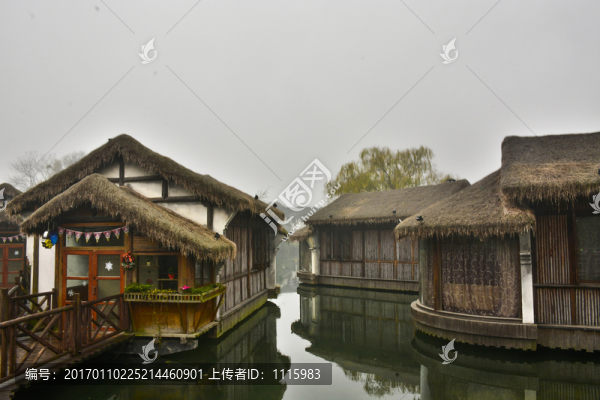 旅游景區(qū)茅草屋