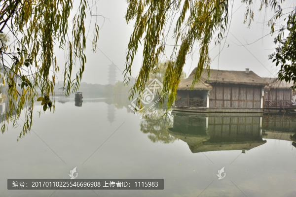 旅游景區(qū)茅草屋