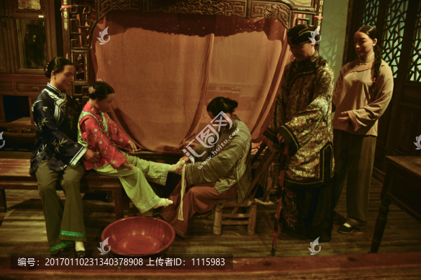 古代裹小腳場景