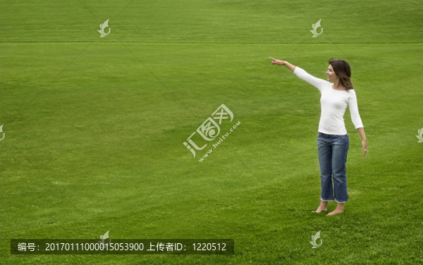 在一個綠色的草地上的女人