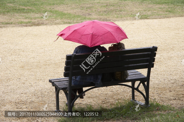 帶粉紅色雨傘的女人