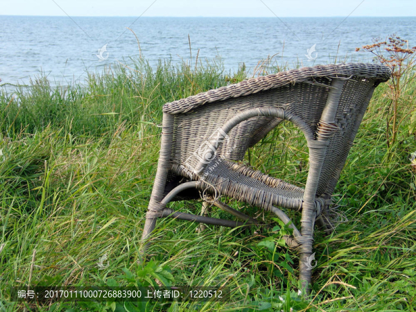 海灘上的舊椅子-匯圖網(wǎng) www.fosd68.com 海灘上的舊椅子