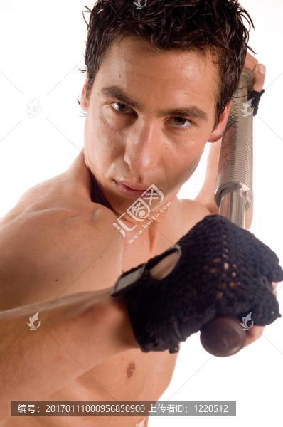 濕汗的健美運動員