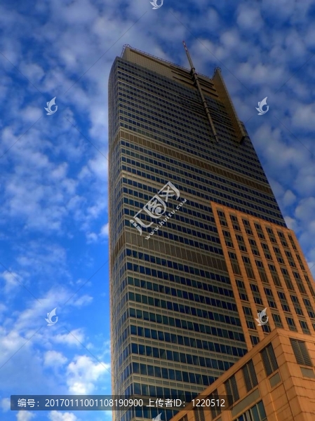 在多云的天空Skyscaper