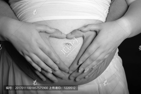 雙手放在腹部