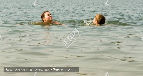 媽媽和兒子游泳