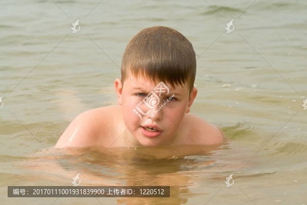 男孩游