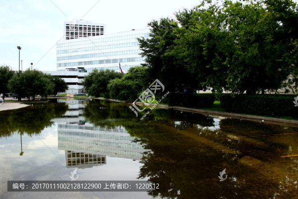 雨天后的建筑透視