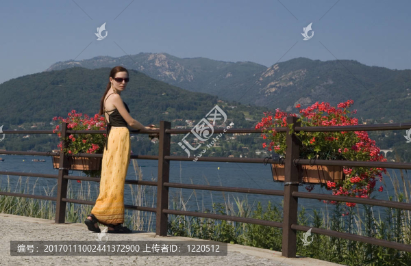 穿著黃色衣服的年輕女人