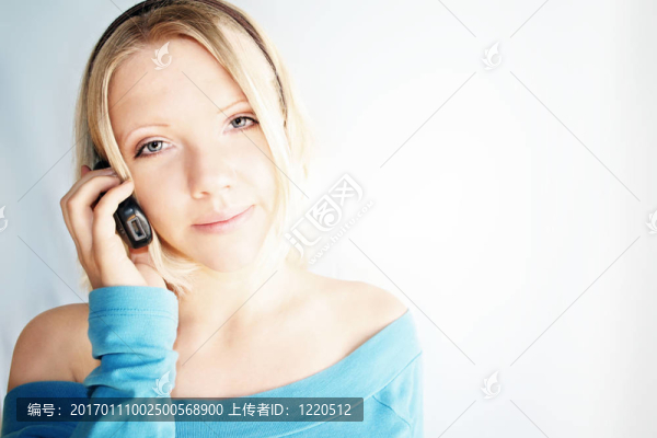 女人打電話
