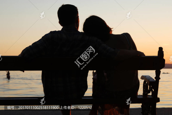 夕陽中的情侶