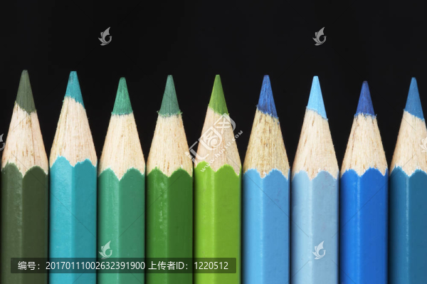在一排彩色蠟筆